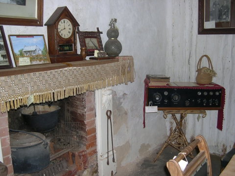Early Settlers Cottage (Solly's Hut) - Accommodation Main Beach 1