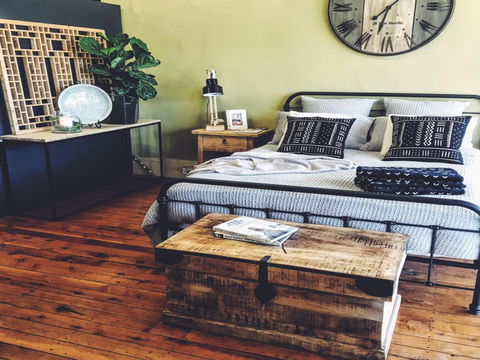 Uneke Antiques, Homewares And Gifts - Accommodation Main Beach 2