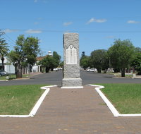 War Memorial and Heroes Avenue Roma - Accommodation Main Beach
