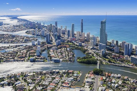 Gold Coast Airport Transfers : Gold Coast City To Airport OOL In Business Car - Accommodation Main Beach 3