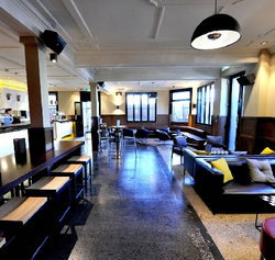 Golden Gate Hotel - Accommodation Main Beach 2