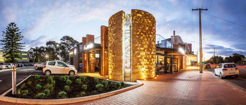 Woodville Hotel - Accommodation Main Beach 1