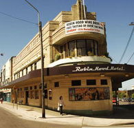 Robin Hood Hotel - Accommodation Main Beach