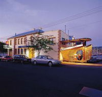 Waterfront Hotel - Accommodation Main Beach