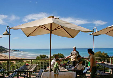 Wye Beach Hotel - Accommodation Main Beach 0