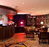 White Revolver - Accommodation Main Beach