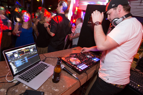 Annie's Place - Accommodation Main Beach 1