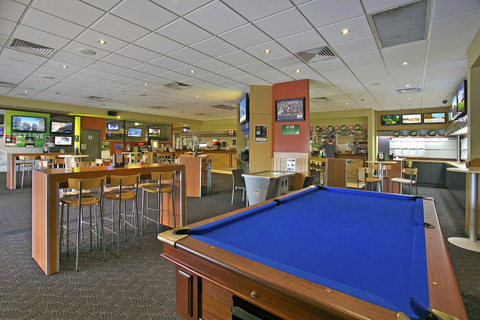 Lakeside Village Tavern - Accommodation Main Beach 2