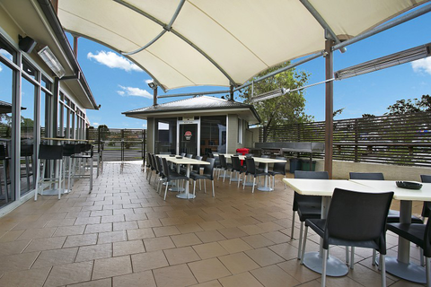 Lakeside Village Tavern - Accommodation Main Beach 4