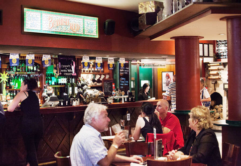 O'Malley's Irish Pub - Accommodation Main Beach 2
