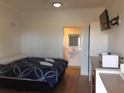 Pine Beach Hotel-Motel - Accommodation Main Beach 5