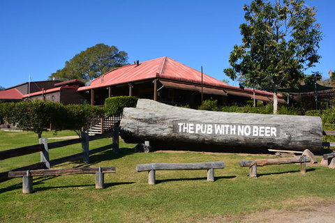 The Pub With No Beer - Accommodation Main Beach 2