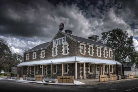 Inverleigh Hotel - Accommodation Main Beach 0