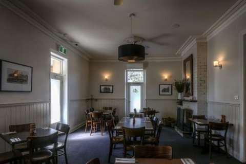 Inverleigh Hotel - Accommodation Main Beach 1