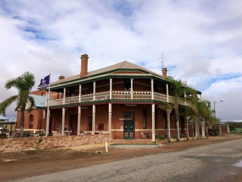 Greenhills Inn - Accommodation Main Beach 2