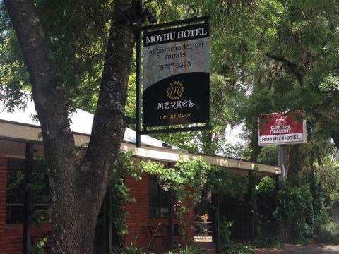 Moyhu Hotel - Accommodation Main Beach 1