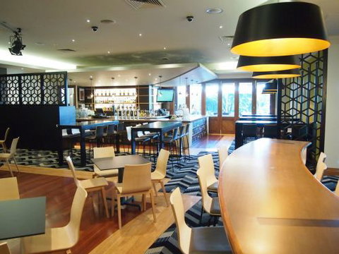 The Grovedale Hotel - Accommodation Main Beach 2