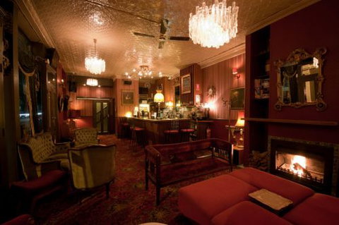 Back Bar Cocktail Lounge & Function Venue - Accommodation Main Beach 0