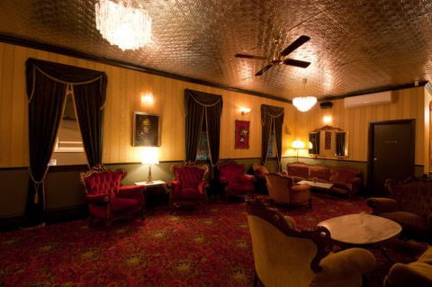 Back Bar Cocktail Lounge & Function Venue - Accommodation Main Beach 3