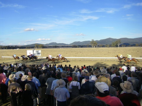 Wean Picnic Races - Accommodation Main Beach 1
