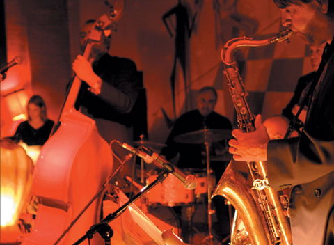The Pearly Shells Feat. Julie O'Hara - Accommodation Main Beach 0
