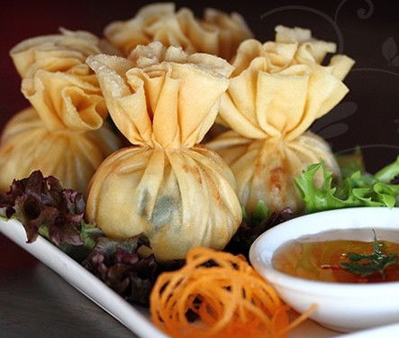 Le Lerd Thai Restaurant - Accommodation Main Beach 5