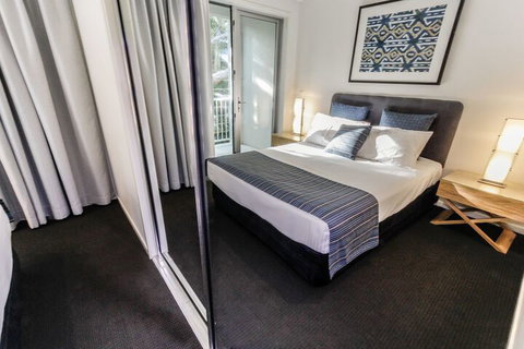 Island Views - Accommodation Main Beach 5