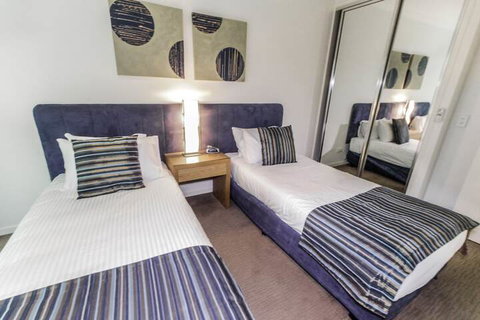 Island Views - Accommodation Main Beach 7