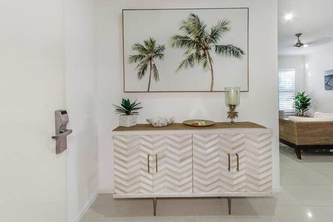 Island Views - Accommodation Main Beach 2