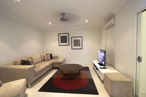 Island Views - Accommodation Main Beach 3