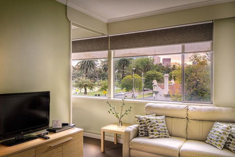 Birches Serviced Apartments - Accommodation Main Beach 5
