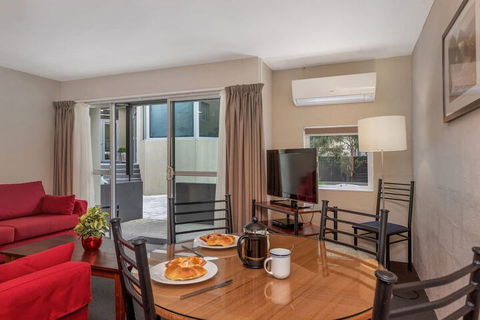 Bay View Villas - Accommodation Main Beach 7
