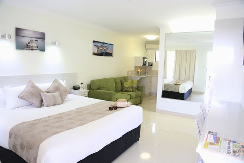 Bay Motel - Accommodation Main Beach 3