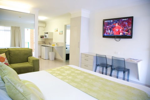 Bay Motel - Accommodation Main Beach 5