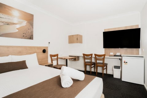 Caribbean Motel - Accommodation Main Beach 1