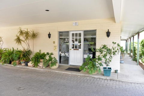 Pioneer Motel - Accommodation Main Beach 6