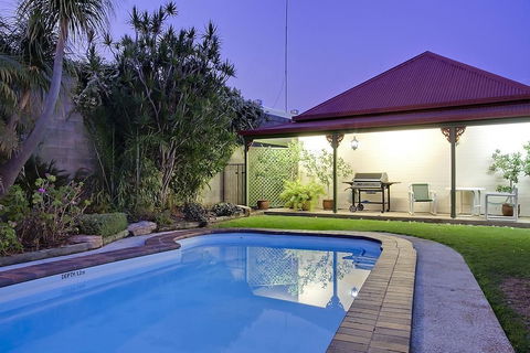 Pioneer Motel - Accommodation Main Beach 0