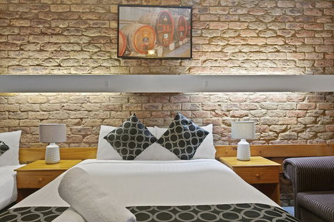 The Settlement Historic Hotel - Accommodation Main Beach 6