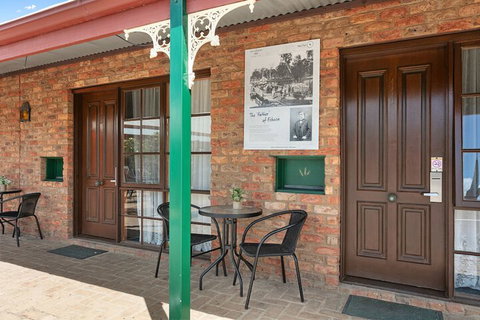 The Settlement Historic Hotel - Accommodation Main Beach 2