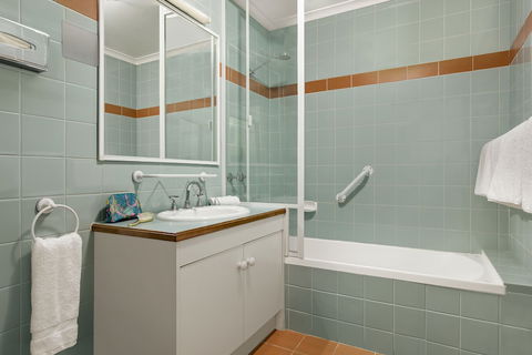Quest Waterfront Serviced Apartments - Accommodation Main Beach 6