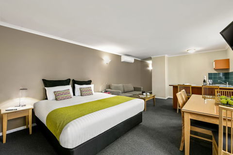 Quest Waterfront Serviced Apartments - Accommodation Main Beach 5