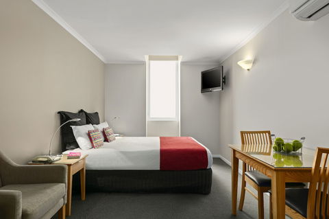 Quest Waterfront Serviced Apartments - Accommodation Main Beach 4