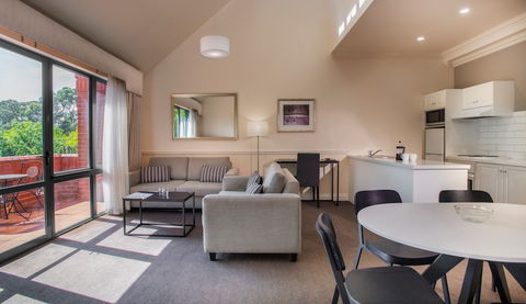 Majestic Old Lion Apartments - Accommodation Main Beach 6
