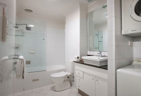 Majestic Old Lion Apartments - Accommodation Main Beach 3