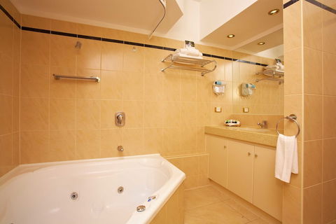 Quest Savoy - Accommodation Main Beach 4