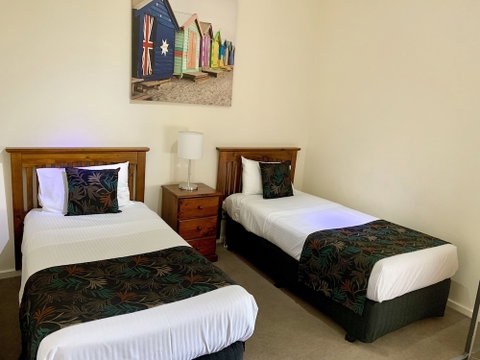Ensenada Motor Inn And Suites - Accommodation Main Beach 2