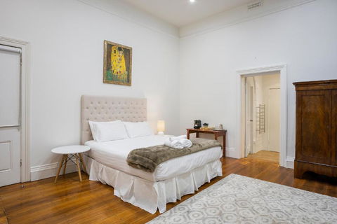 Roxburgh House Apartments - Accommodation Main Beach 1
