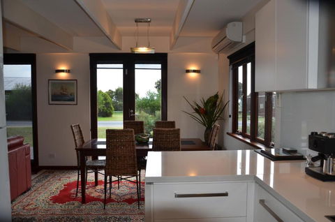Yolla Beach House - Accommodation Main Beach 1
