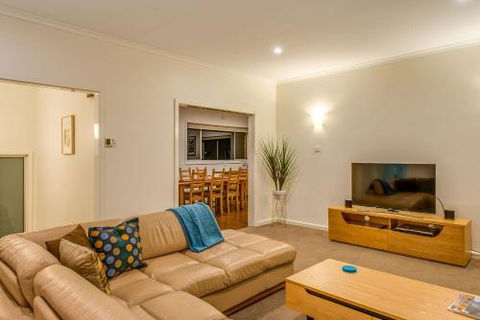 City Lights - Accommodation Main Beach 4