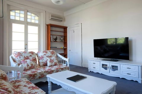 Lowena Cafe And Accommodation - Accommodation Main Beach 6